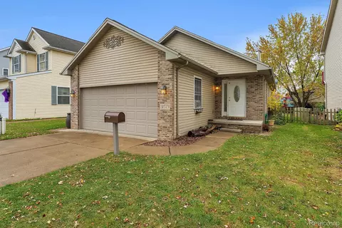 31579 Beechwood St, Garden City, MI 48135