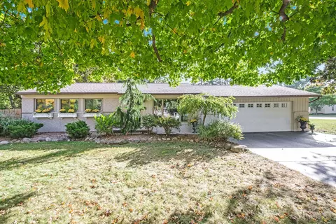 6512 Wealthy St, Independence, MI 48346