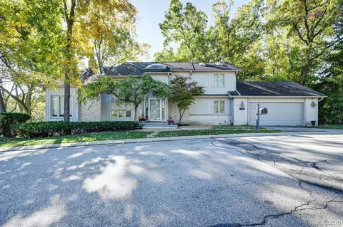 2295 Cameo Lk, Bloomfield Hills, MI 48302