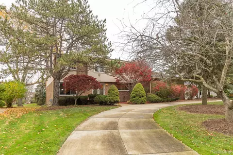 5483 Pond Bluff Crt Ct, West Bloomfield, MI 48323