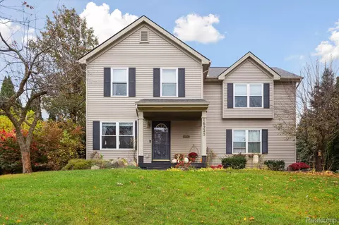 16225 Apple Ln, Fenton, MI 48451