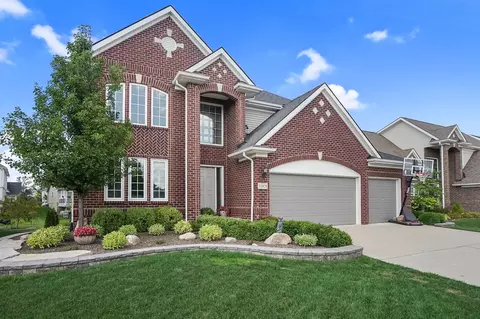 55828 Sunningdale Dr, Lyon, MI 48178