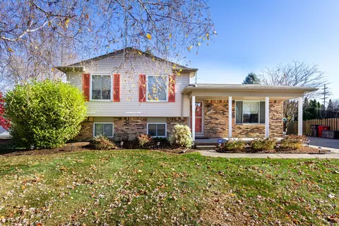 18450 N Oak Crt Ct, Clinton Township, MI 48038