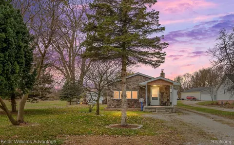 5469 Parker Rd, Fort Gratiot, MI 48059