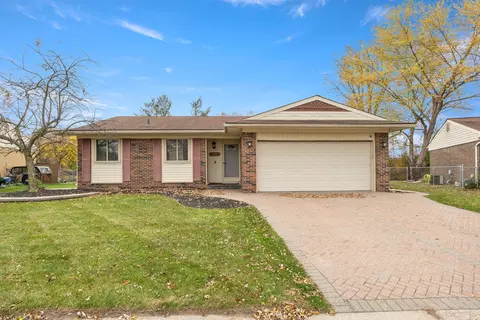 23761 Cedar Ridge Dr, Brownstown, MI 48174