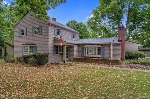 7540 Honeysuckle Rd, West Bloomfield, MI 48324