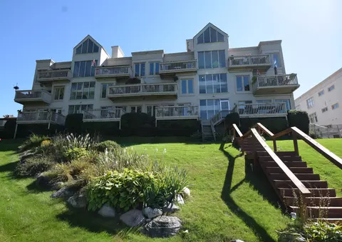 3260 Island Cove Dr #150, Waterford, MI 48328