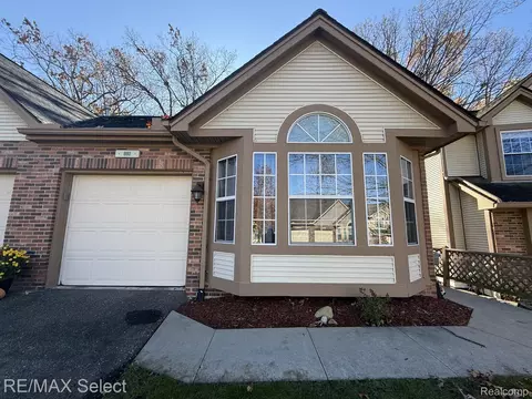 880 Whisperwood Trl, Fenton, MI 48430