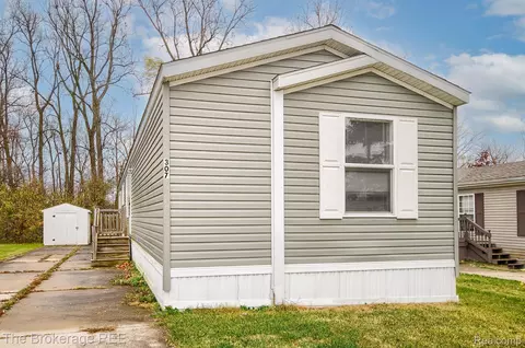 307 Hunt Club Dr, Grand Blanc, MI 48439