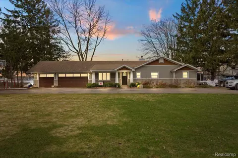 761 Hilltop Dr, White Lake, MI 48386