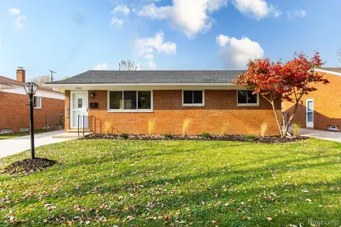 29807 Elmgrove St, Saint Clair Shores, MI 48082