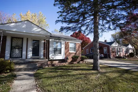 18997 Roscommon St, Harper Woods, MI 48225