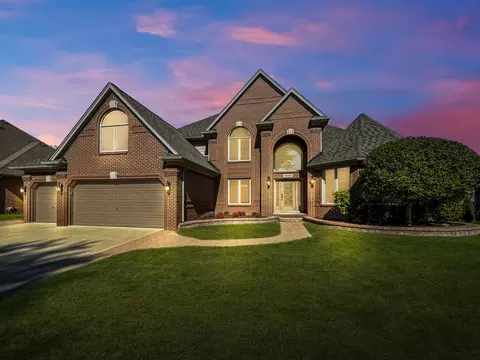 28015 Cambridge Dr, Harrison, MI 48045