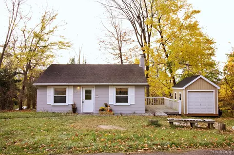 912 Pearson Dr, Milford, MI 48381