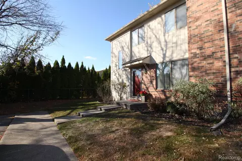 40831 Highpointe Dr, Clinton Township, MI 48038