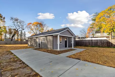 6513 Crest Dr, Waterford, MI 48329