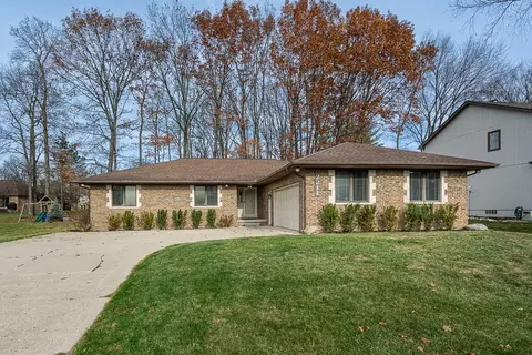 2211 Hickory Leaf Dr, Rochester Hills, MI 48309