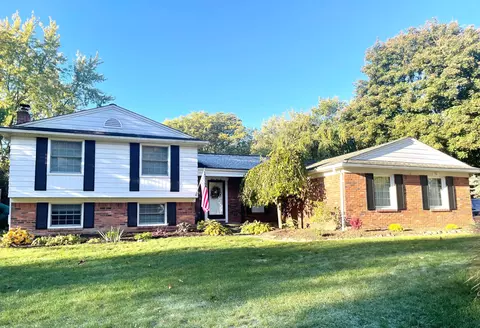 756 Fox River Dr, Bloomfield Hills, MI 48304