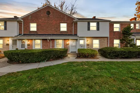 22957 Lakeshore Dr, Saint Clair Shores, MI 48080