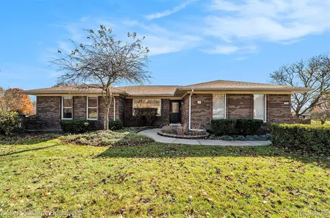 74 Hampshire Dr, Troy, MI 48085