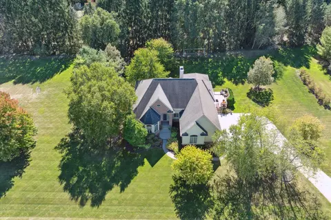 2868 Deer Ridge Dr, Milford, MI 48381