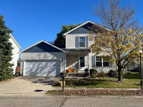 744 Village Dr, Fowlerville, MI 48836