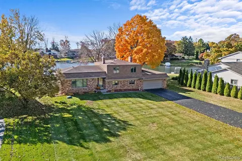 3141 Pikewood Crt Ct, Commerce, MI 48382