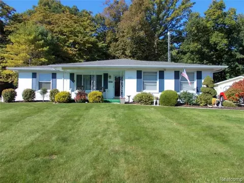 2307 Blackthorn Dr, Burton, MI 48509