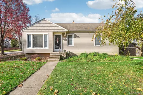 1440 Balmoral Dr, Mount Clemens, MI 48043