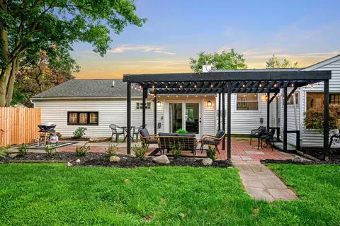 470 Maplehill Rd, Rochester Hills, MI 48306