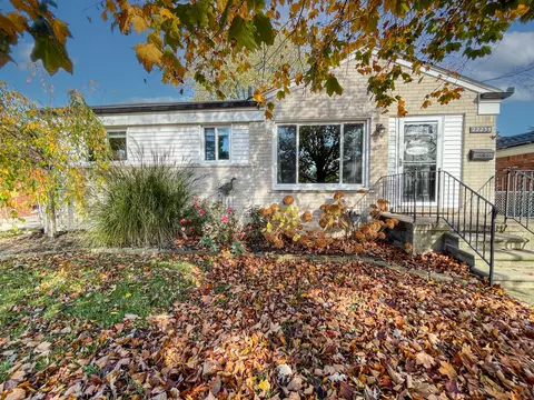 22235 Lanse St, Saint Clair Shores, MI 48081