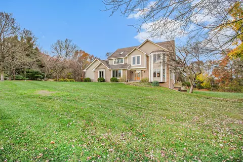 10831 S Woodfield Cir, Brighton, MI 48114