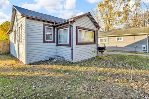 6044 Glenis St, Taylor, MI 48180