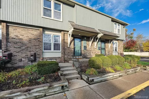 265 N Maple Rd, Saline, MI 48176