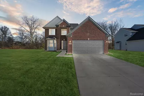 9033 Heritage Dr, Romulus, MI 48174