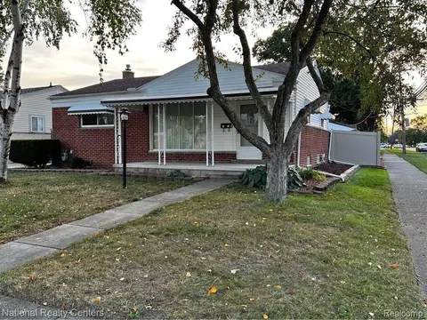 6157 Deering St, Garden City, MI 48135