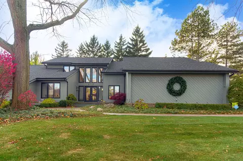 3735 Summit Ridge Dr, Rochester Hills, MI 48306