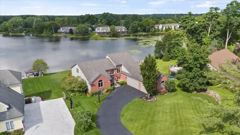 9042 Softwater Woods Dr, Springfield, MI 48348