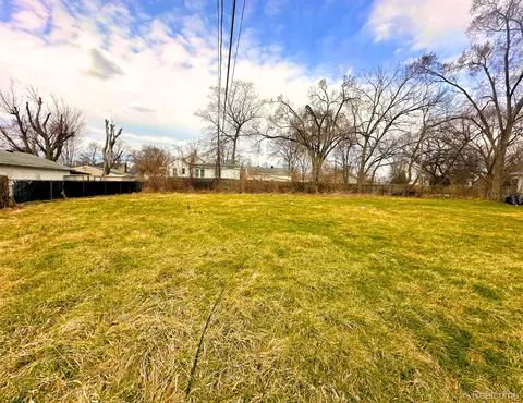 16 Liberty Crt Ct, Monroe, MI 48161