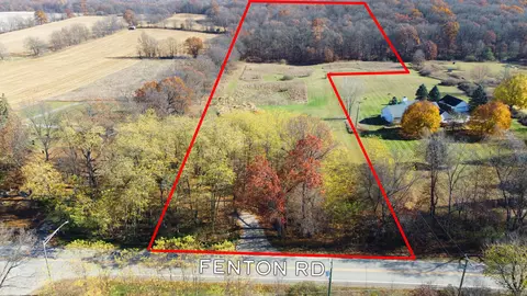5320 Fenton Rd, Hartland, MI 48353