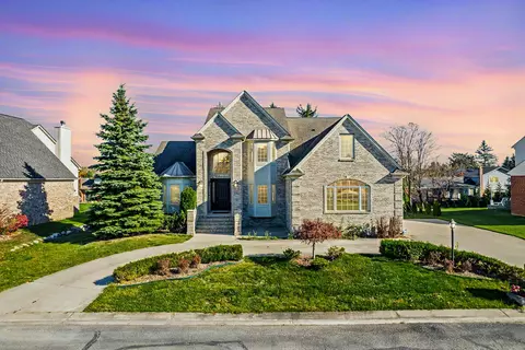 82 Waltonshire Crt Ct, Rochester Hills, MI 48309