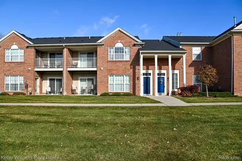 28217 S Pointe Ln, Chesterfield, MI 48051