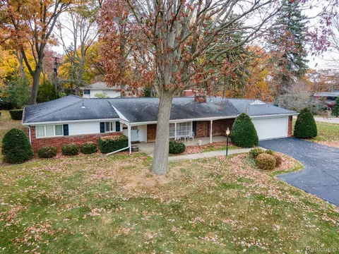 1465 Sodon Lake Dr, Bloomfield Township, MI 48302