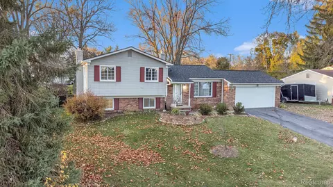 746 Laguna Dr, Wolverine Lake, MI 48390