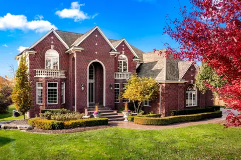 2282 Hawthorne Dr S, Shelby Township, MI 48316