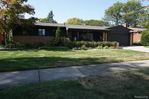 15471 Golfview St, Livonia, MI 48154