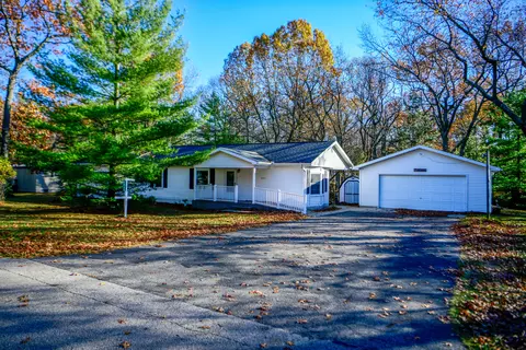 5711 Birch Dr, Caseville, MI 48725