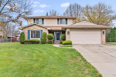 4812 Shoreline Crt Ct, Waterford, MI 48329