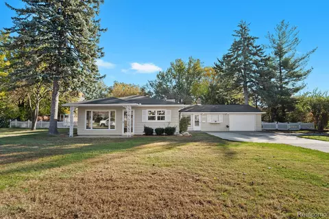 8946 Oporto St, Livonia, MI 48150