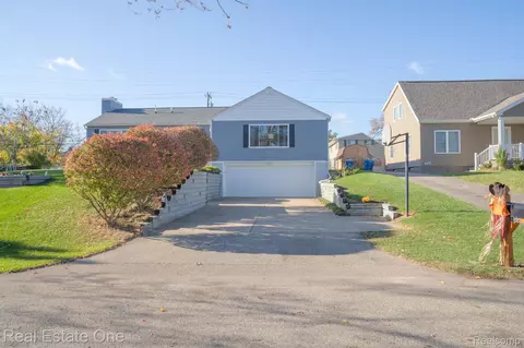 5255 Eagle Lake Dr, Waterford, MI 48329